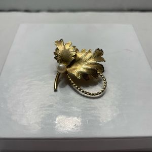 Gold tone leaf with pearl